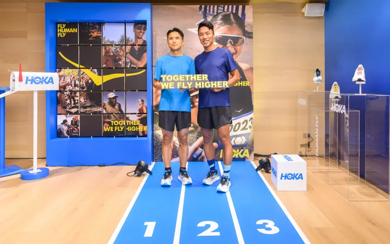 ▲台灣首位視障IRONMAN阿興、三鐵選手李瑋共同出席HOKA 2025 Together We Fly Higher 發表會，分享信任與陪伴是帶你飛得更遠的無形力量。左起為阿興、李瑋。（圖／品牌提供）