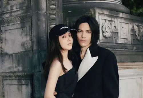 ▲向佐（右）和郭碧婷（左）的婚姻狀況常有傳聞，但兩人目前分別住在北京和台北，碰面又都是很幸福的樣子。（圖／摘自微博）