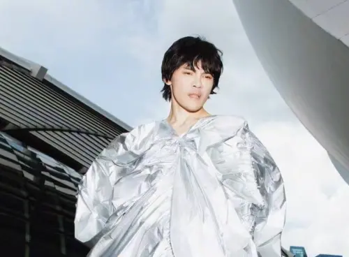 ▲向佐轉戰直播帶或，找到穿女裝的流量密碼。（圖／摘自微博）