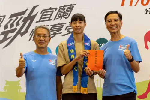 ▲代理縣長林茂盛與杏輝醫藥集團總經理白友烺一同頒贈「運動獎助金」給優秀選手。(圖/主辦單位提供)