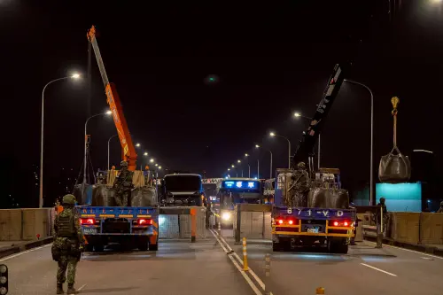 ▲憲指部官兵在橋樑上架設艾斯科防禦工事。（圖／憲指部提供）