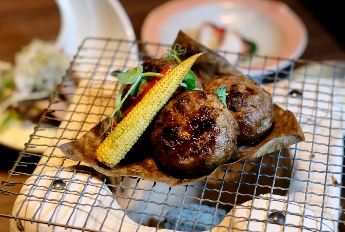 ▲日式漢堡排要吃起來多汁又香甜，有20多年廚藝資歷的日本主廚透露，最大差別在於洋蔥的處理。（圖／記者葉盛耀攝）