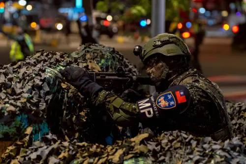 ▲憲指部官兵在橋樑上架設艾斯科防禦工事。（圖／憲指部提供）