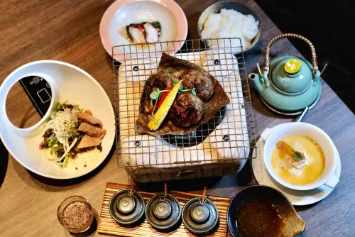 ▲高雄萬豪酒店11樓的京樂日本料理餐廳，即日起至8月31日推出「夏季御膳料理」，吃得到渡邊主廚擅長的料理之一漢堡排。（圖／記者葉盛耀攝）