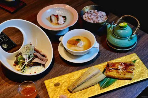 ▲京樂日本料理餐廳此次夏季御膳料理，主菜還有「雙色鰻魚御膳」。（圖／記者葉盛耀攝）