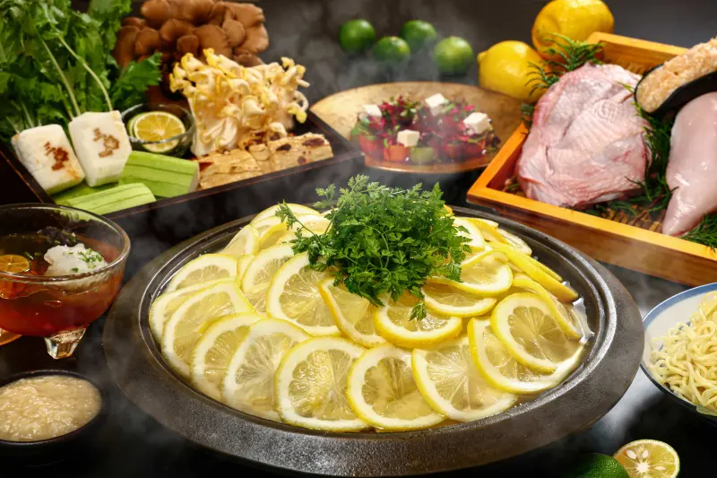 ▲台灣美食展將於明（1）日登場，多家飯店餐券推出大優惠，最低下殺到4.7折，是晶華酒店集團的「三燔北投」所推出「平日午餐四人黃金檸檬涮涮鍋放題券」。（圖／記者葉盛耀攝）