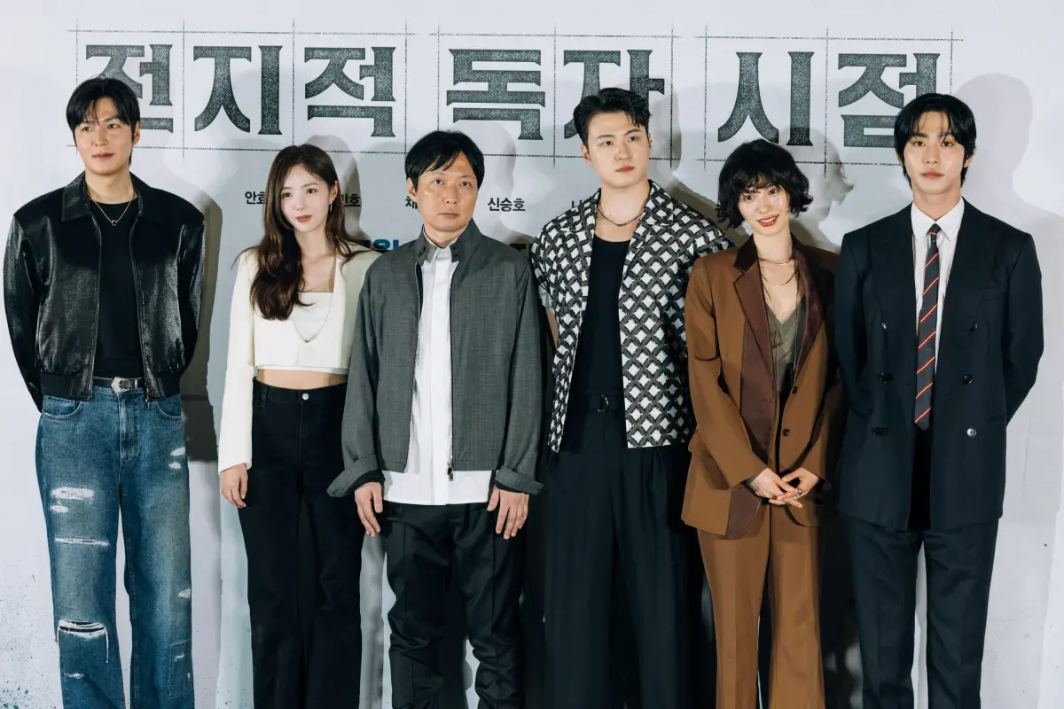 ▲《全知讀者視角》7月14日才製作完成，主要演員李敏鎬（左起）、蔡秀彬、導演金秉祐、申承浩、NANA、安孝燮今天出席試映會，面對記者的「改編疑慮」給予正面回應。（圖／采昌）