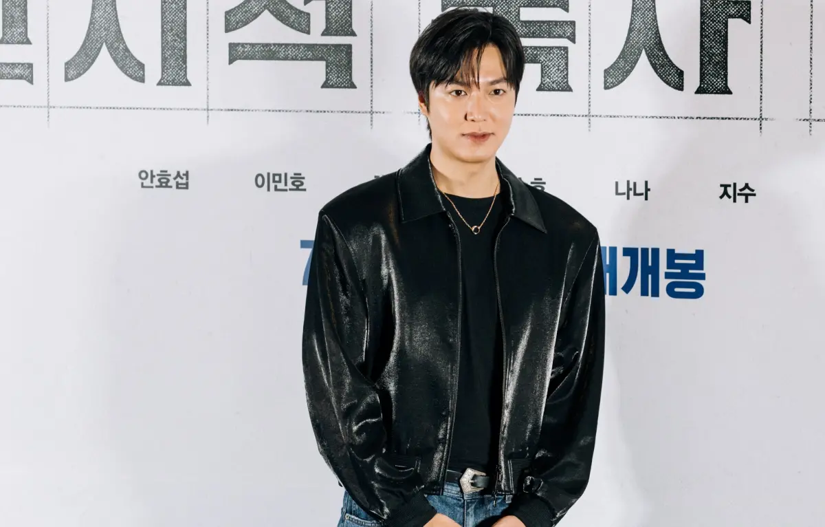 ▲《全知讀者視角》記者會上，安孝燮連續2次忘記記者的發問題目，李敏鎬（如圖）不斷神救援他。（圖／采昌）