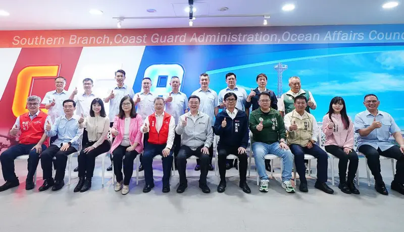▲行政院院長卓榮泰(前排中)到高雄市茄萣區興達港海巡基地視察。(圖／海巡署南部分署提供) 