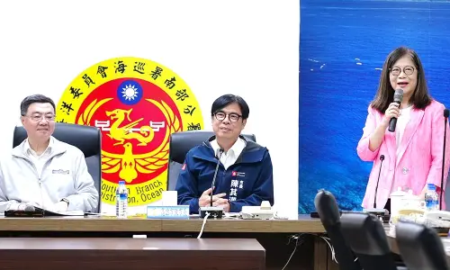 ▲行政院院長卓榮泰(左)由高雄市長陳其邁(中)陪同，到興達港海巡基地視察，由海洋委員會主任委員管碧玲(右)作簡報。(圖／海巡署南部分署提供) 