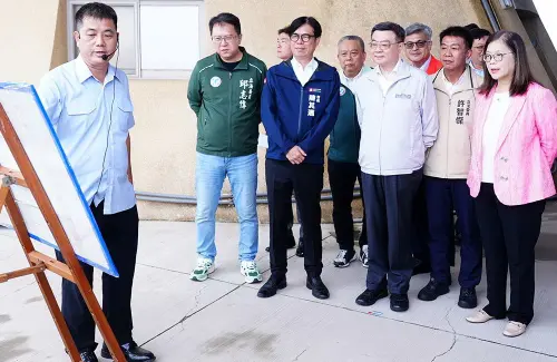 ▲行政院院長卓榮泰(前排中)聽取海巡署南部分署人員有關興達港海巡基地浚深計畫的情形。(圖／海巡署南部分署提供) 