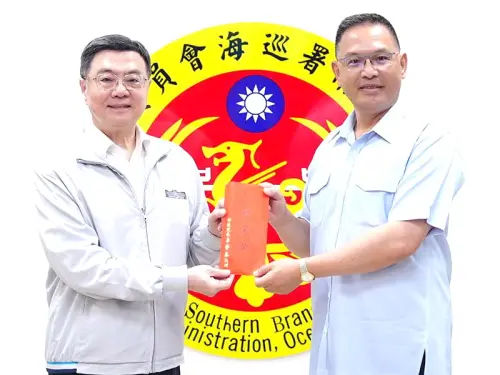 ▲行政院院長卓榮泰(左)致贈加菜金，以表達對海巡基層同仁的高度關懷與支持，海巡署南部分署分署長鳳運昇(右)代表接受。(圖／海巡署南部分署提供) 