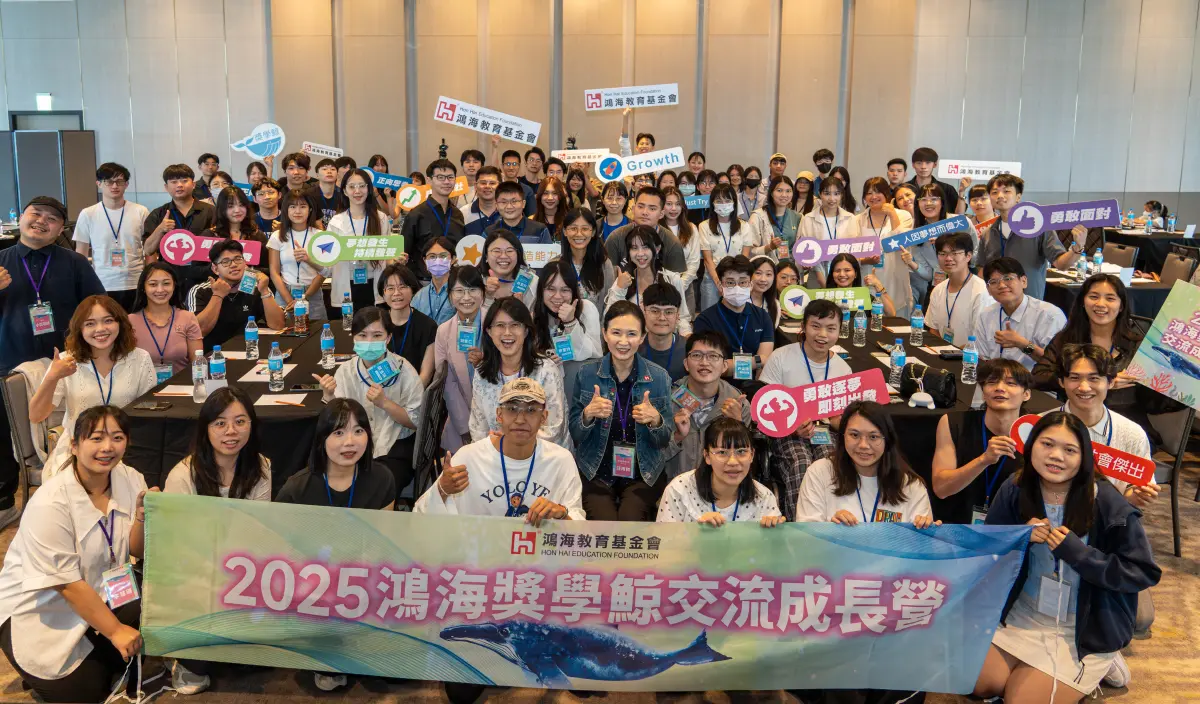 ▲百位獎學鯨得主歡聚一堂，共同合影為充實活動揭開序幕。（圖╱鴻海提供）