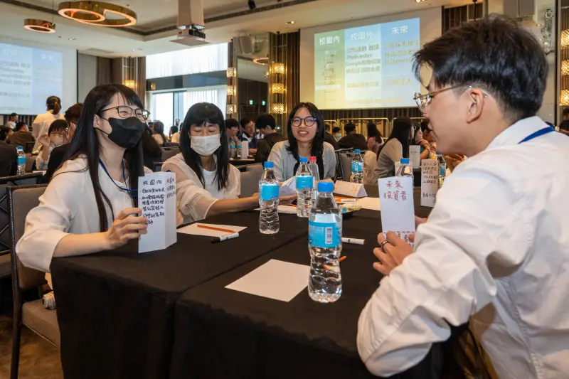 ▲團體活動破冰中,獎學鯨得主分享背景與志向,從互動中建立連結。(圖╱鴻海提供)