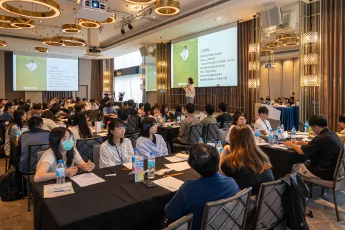 ▲透過「零極限」練習，教師引導得主清理內在情緒，向內探索、與自己對話。（圖╱鴻海提供）