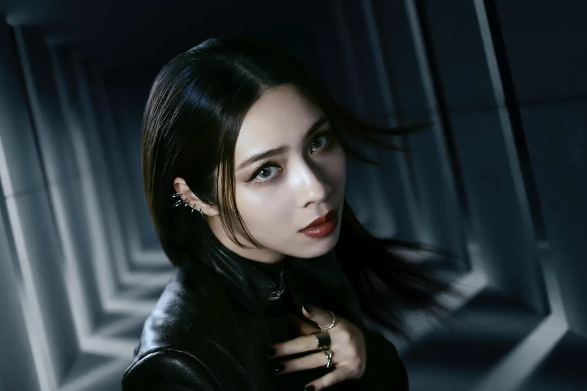 ▲告五人才剛推出第4張全新創作專輯《我們就像那些要命的傻瓜》，主唱成員犬青（如圖）就爆單飛行動，首度以個人之姿擔任日本彩妝品牌大使，她樂翻喊道：「她興奮分享道，「妝容就像是一件戰袍，是很強大的武器，幫助展現自己的特質，也讓我更有自信。」（圖／相信音樂提供）