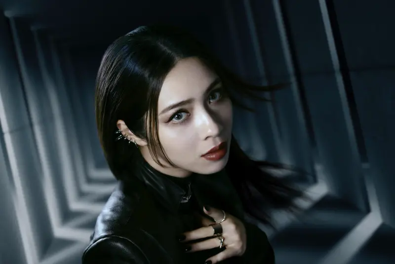 ▲告五人才剛推出第4張全新創作專輯《我們就像那些要命的傻瓜》，主唱成員犬青（如圖）就爆單飛行動，首度以個人之姿擔任日本彩妝品牌大使，她樂翻喊道：「她興奮分享道，「妝容就像是一件戰袍，是很強大的武器，幫助展現自己的特質，也讓我更有自信。」（圖／相信音樂提供）