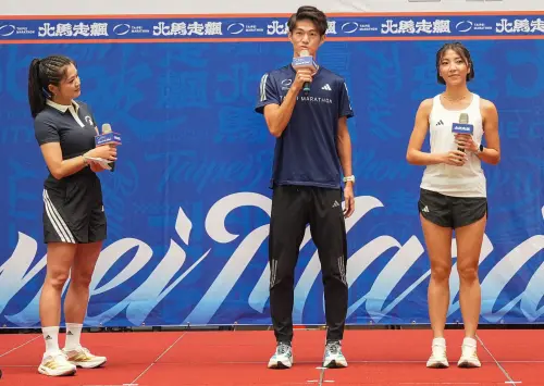 ▲2025臺北馬拉松記者會現場，AR訓練營總教練鄭子健（中）與教練團成員登台分享訓練規劃，鼓勵跑者挑戰自我、突破PB。（圖／公關提供）