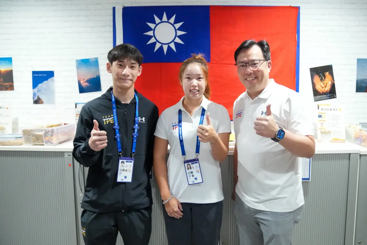 ▲2025年萊茵魯爾世界大學運動會將於臺灣時間7月17日凌晨2時開幕，教育部體育署鄭世忠署長今（15）日在代表團中繼站公布開幕式掌旗官名單，由擊劍男子鈍劍陳弈通、女子網球楊亞依2名好手共同擔綱。（圖／體育署提供）