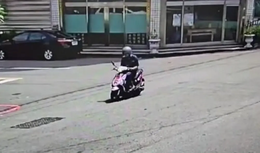 ▲男子於2025城鎮韌性（萬安防空）演習時段外出買午餐遭攔查。（圖／翻攝畫面）