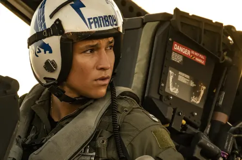 ▲丹尼拉米瑞茲在《捍衛戰士:獨行俠》中也有演出,只是戲分比其他年輕飛官都要少。(圖/摘自IMDb) ▲丹尼拉米瑞茲在《捍衛戰士:獨行俠》中也有演出,只是戲分比其他年輕飛官都要少。(圖/摘自IMDb)