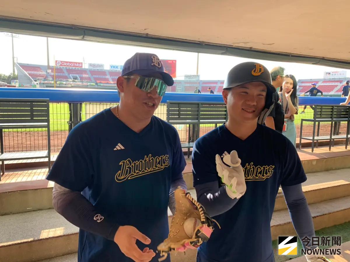 ▲中信兄弟曾頌恩（左）與江坤宇（右）將搭檔參加全壘打大賽。（圖／記者陳柏翰攝）