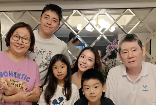 ▲王大陸（左二）現身姊姊生日聚會，罕見與爸爸合照同框。（圖／翻攝自clairewang714 IG）