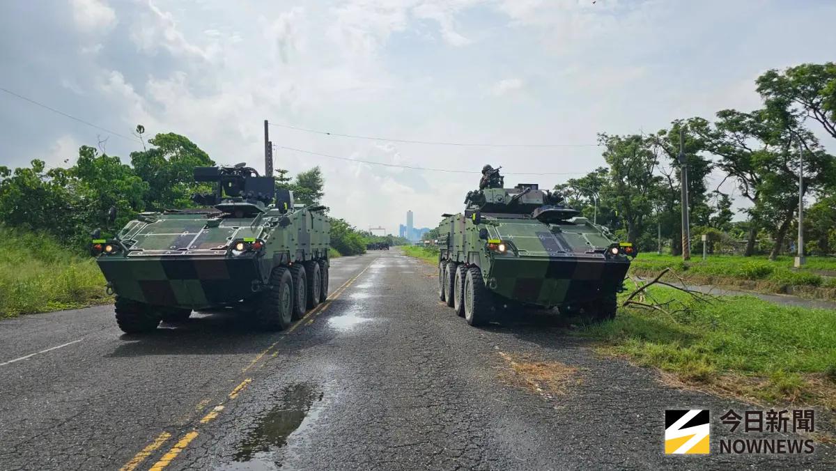 ▲要港防護作戰暨灘場阻絕設置演練，機步333旅以CM32、CM34裝步戰鬥車向遲滯敵軍發起攻擊及逆襲。（圖／記者莊全成攝，2025.07.15）