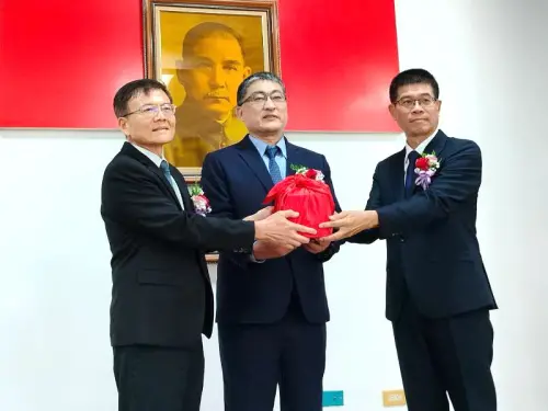 ▲台電公司南部發電廠舉行新卸任廠長交接儀式，新任廠長蔡銘洲(右)在總公司副總經理孫禹華(中)監交下，由卸任廠長李志光(左)手中接過印信，完成交接。(圖／台電公司南部發電廠提供)