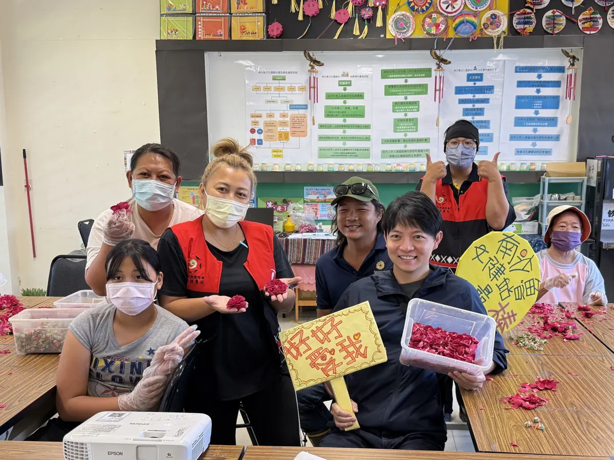 ▲杉恆壹樹與杉林南沙魯文化健康站攜手合作，藉由居民力量協助玫瑰加工，展現產業為在地社區創造就業的品牌價值。（圖／高市府青年局提供）