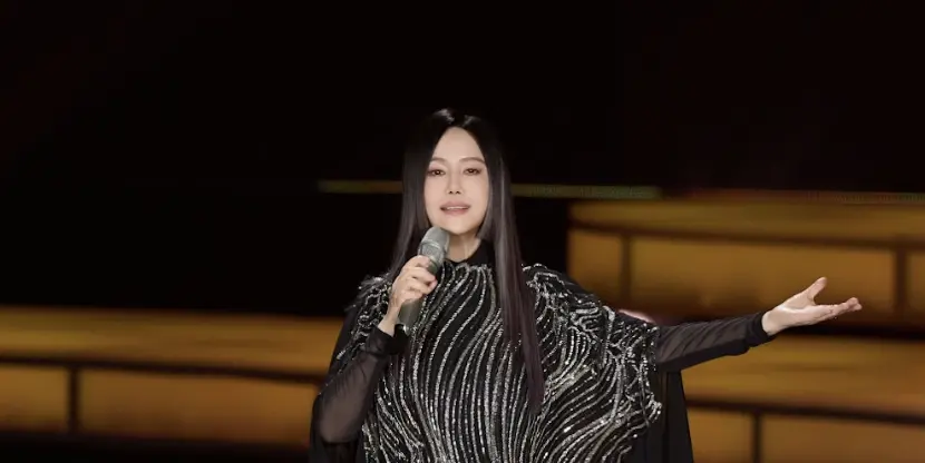 ▲藝人江蕙日前在高雄舉辦演唱會，她特別點名要吃「老二腿庫飯」與「阿國鵝肉」兩大在地美食，對此，她也透露來高雄1週胖了2KG，笑說衣服都變緊了！（圖／寬宏藝術提供）