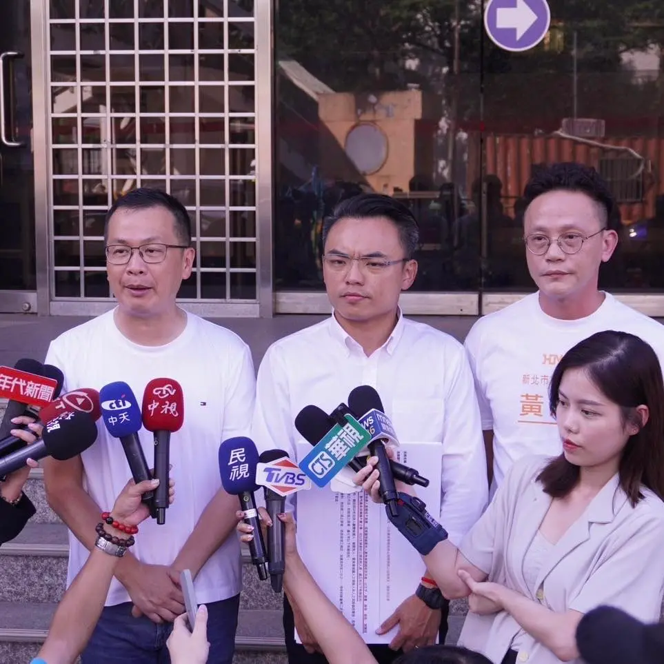 ▲國民黨立委羅智強今（15）日陪洪孟楷提告。（圖／取自羅智強臉書）