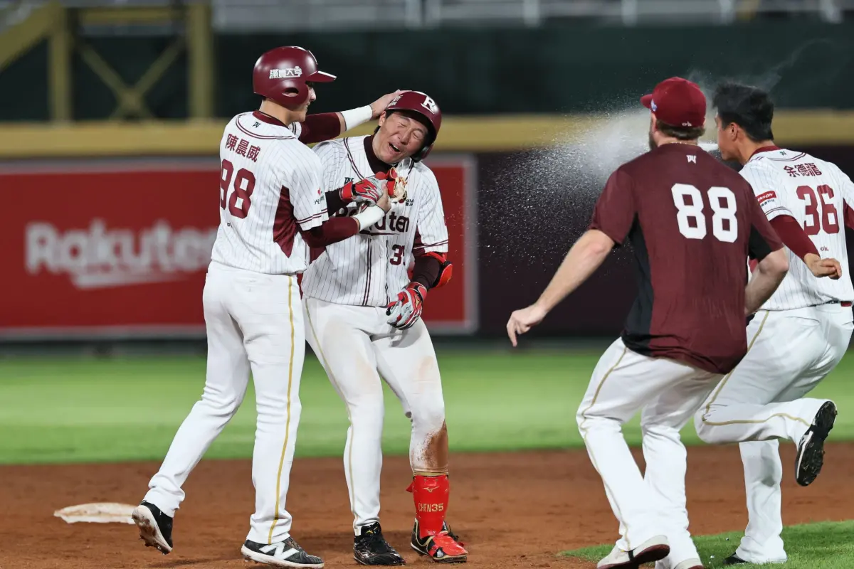 ▲樂天桃猿成晉把握得點圈機會，敲出再見安打，助隊以6：5逆轉獲勝。（圖／樂天桃猿提供）