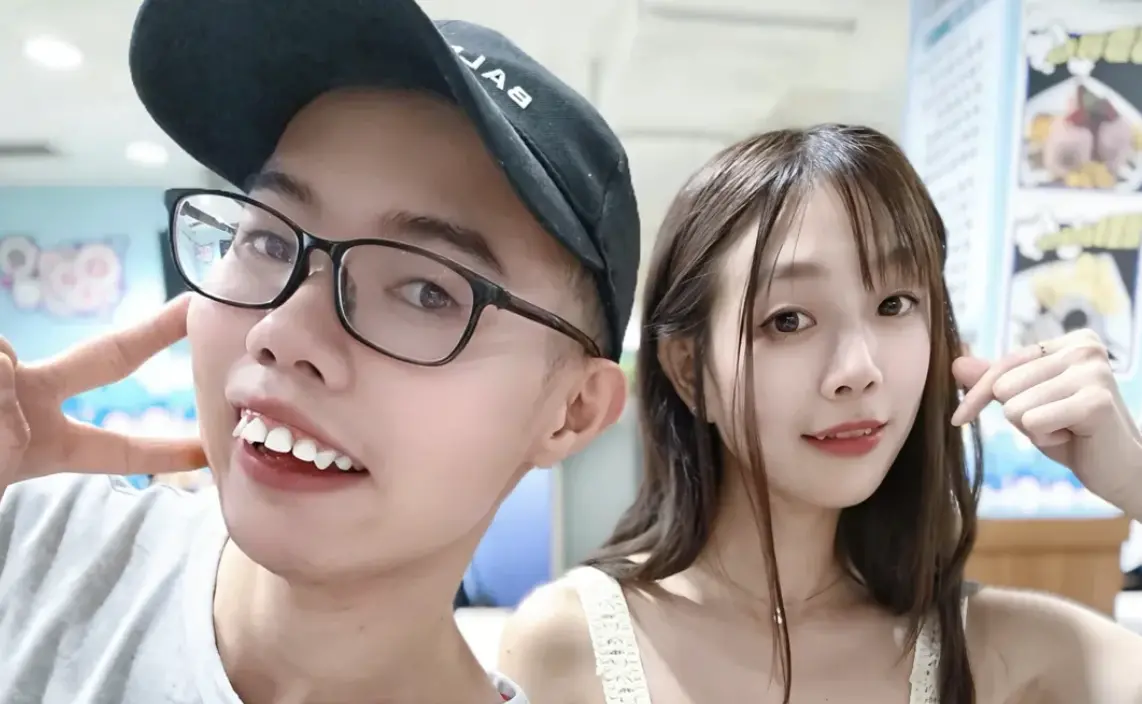 ▲滋事型網紅鄧佳華（左）今（15）日因無力繳納偷拍案罰金鋃鐺入獄，被網友質疑多金人設全是造假，對此前東家也發話，揭露其真實薪資僅有3萬塊錢，更痛批鄧佳華人格：「腦子裡全是X蟲。」（圖／IG dengjiahua0604）