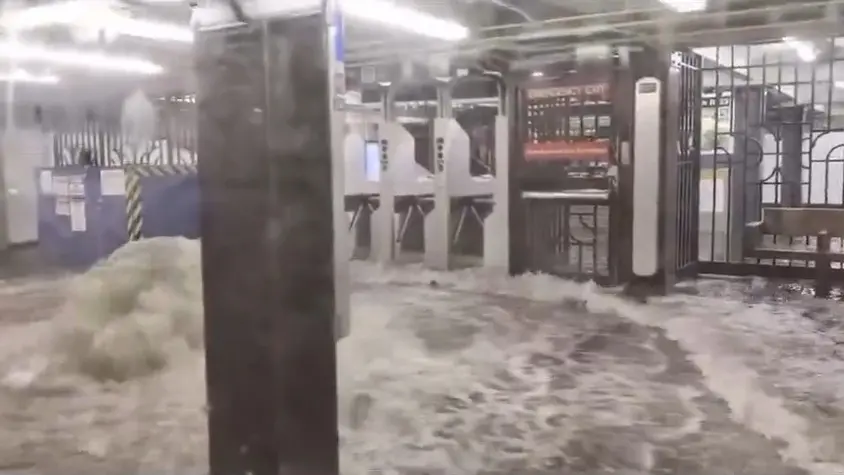 ▲紐約週一遭暴雨襲擊，紐約地鐵站內出現噴泉，大水甚至湧進車廂。（圖／翻攝自Ｘ）