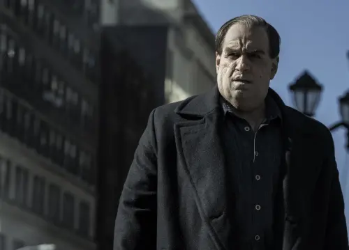 ▲柯林法洛在《企鵝人》造型大變、演技突出，不但入圍本屆艾美獎視帝，戲本身也獲得24項提名，是今年入圍項數第2高的劇集。（圖／摘自IMDb）