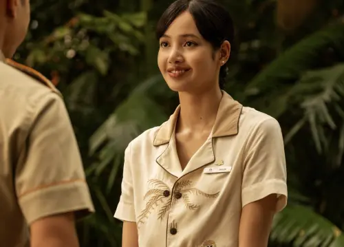 ▲BLACKPINK的LISA參與演出《白蓮花大飯店》第3季，雖然評價沒有前兩季出色，依然在本屆艾美獎拿下23項提名，得到評審滿滿的愛。（圖／摘自IMDb）