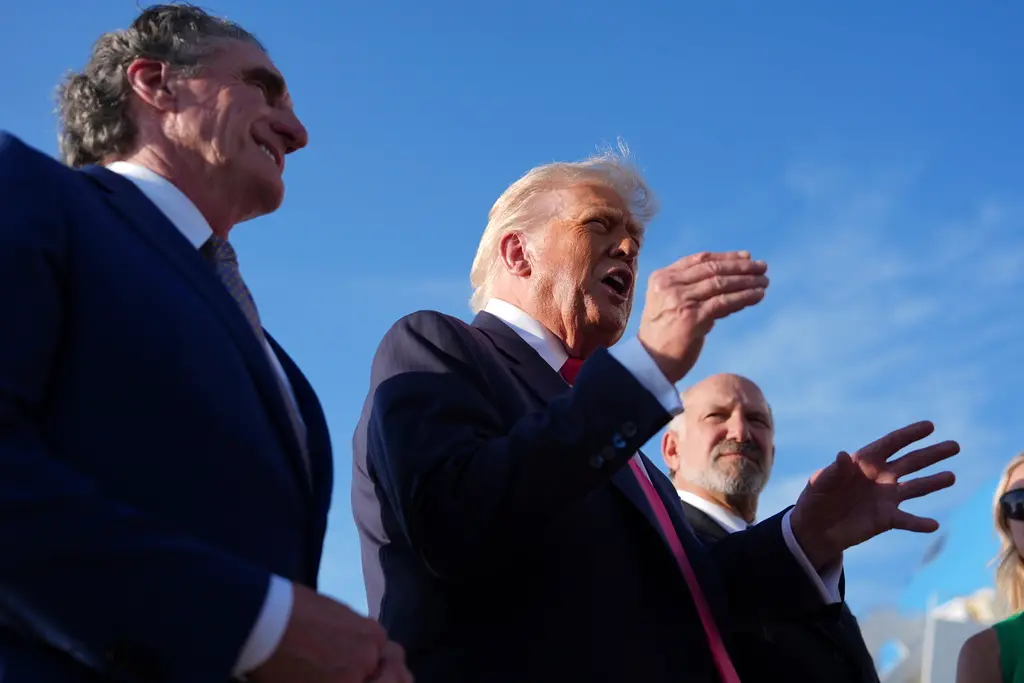 ▲美國總統川普（中）、商務部長盧特尼克（右）。（圖／美聯社／達志影像）