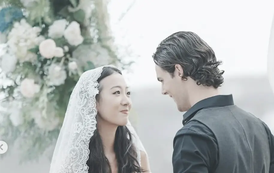 ▲蔡牧霏（左）15日晚間舉辦婚禮，爸爸蔡岳勳和于小惠也同台，儀式開始前蔡岳勳就紅了眼眶。（圖／翻攝自宋偉恩IG）