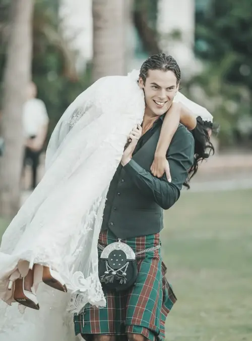 ▲宋偉恩曝光婚禮照，蔡牧霏被老公一肩扛起。（圖／翻攝自宋偉恩IG）