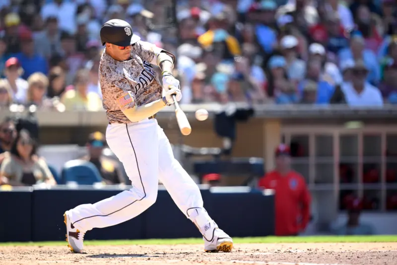 ▲ABS電子好球帶系統（Automated Ball-Strike System）在明星賽剛開始就發揮威力，聖地牙哥教士球星Manny Machado在首打席中因捕手Cal Raleigh啟動ABS挑戰被改判三振，當場露出無奈苦笑。（圖／美聯社／達志影像）