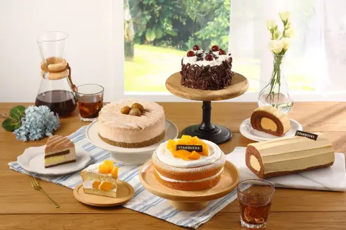 ▲星巴克父親節蛋糕，左起：「6吋栗子布蕾焙茶蛋糕」980元、「6吋芒果波士頓派」1000元、「4吋櫻桃黑森林蛋糕」580元、「長條焦糖香蕉核果生乳捲」680元。（圖／星巴克提供）