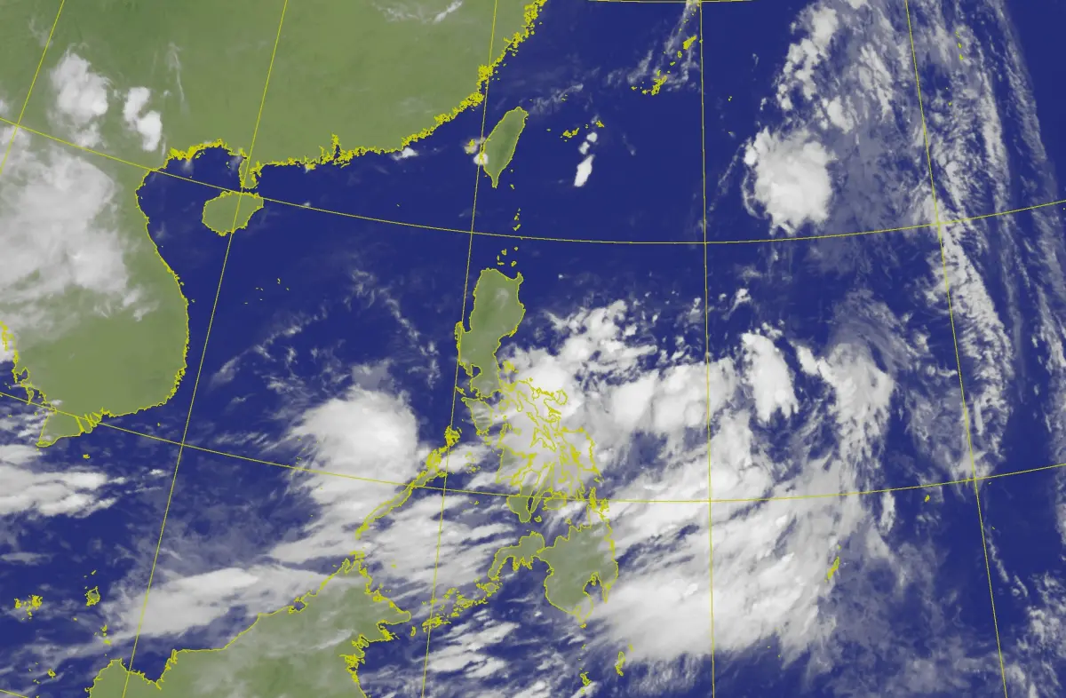 ▲菲律賓東方的熱帶擾動持續整合，週末之前就可能增強為今年第6號颱風「薇帕」。（圖／中央氣象署）