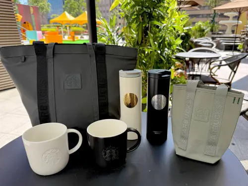 ▲星巴克父親節獻禮推薦，左起：「女神尼龍提袋組」1,350元、「黑白女神馬克杯組」1,000元、「黑白女神不鏽鋼杯組」2,100元。（圖／記者蕭涵云攝）