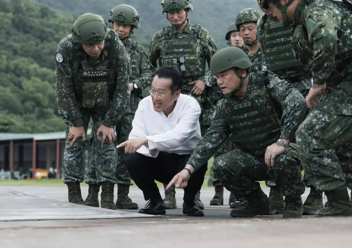 ▲國防部長顧立雄瞭解花蓮基地夜間跑滑道搶修演練流程。（圖／國防部提供）