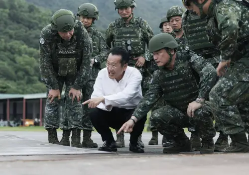 漢光41／視導花蓮基地夜間跑滑道搶修演練　顧立雄慰勉官兵辛勞
