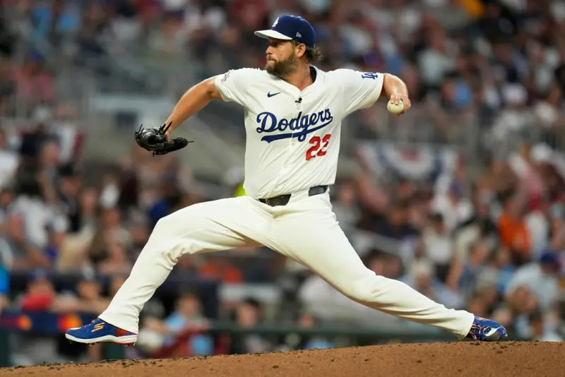 ▲洛杉磯道奇「傳奇左投」柯蕭（Clayton Kershaw）以特別名額入選國聯明星隊，他在場上配戴麥克風與耳機與主播席即時互動。（圖／美聯社／達志影像）
