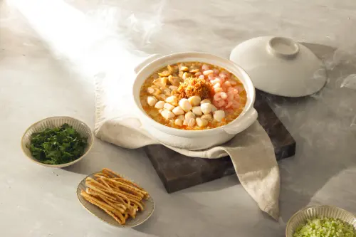 ▲「及第蟹黃海珍粥」匯聚鮑魚、珠貝與蟹黃等好料。（圖／煙波國際觀光集團提供）