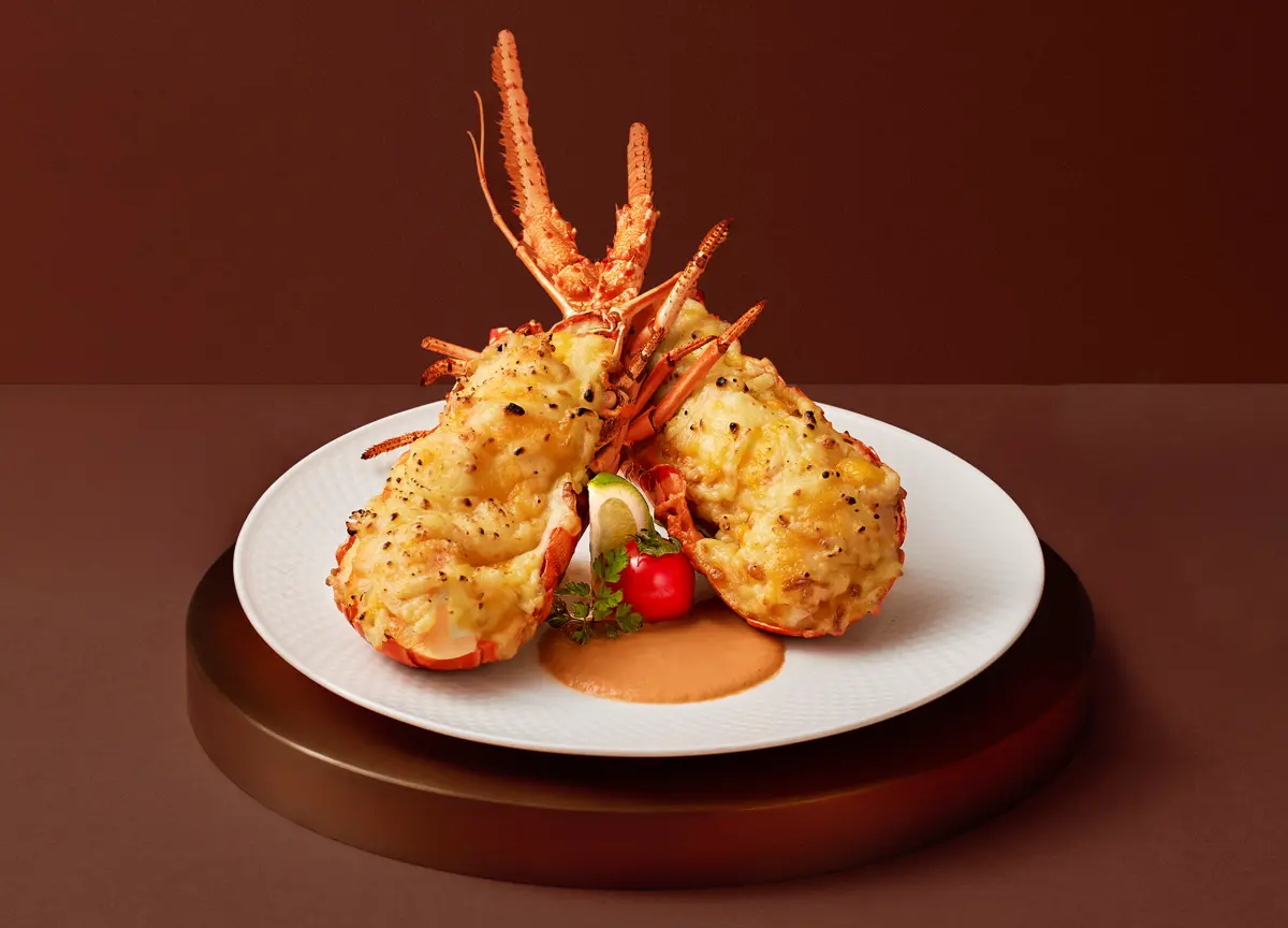 ▲慶祝父親節免費吃龍蝦！王品牛排身分證對對碰優惠，名字對中「王品謝禮」任1字同音，「1089元→0元」免費請吃法式焗龍蝦；高雄裕誠店7月開幕優惠。開展集團德州鮮切牛排Red Bull聯名。（圖／王品集團提供）