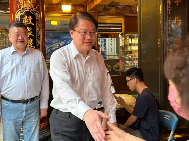 ▲林右昌上午赴基隆慶安宮出席護國大遶境。（圖／民進黨提供）